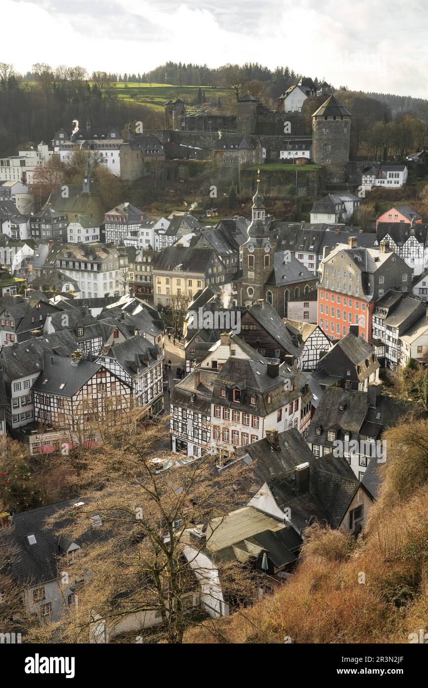 Stadt Monschau im regionalen Nationalpark Eifel. Altstadt mit alten Häusern und Schloss im Winter Stockfoto