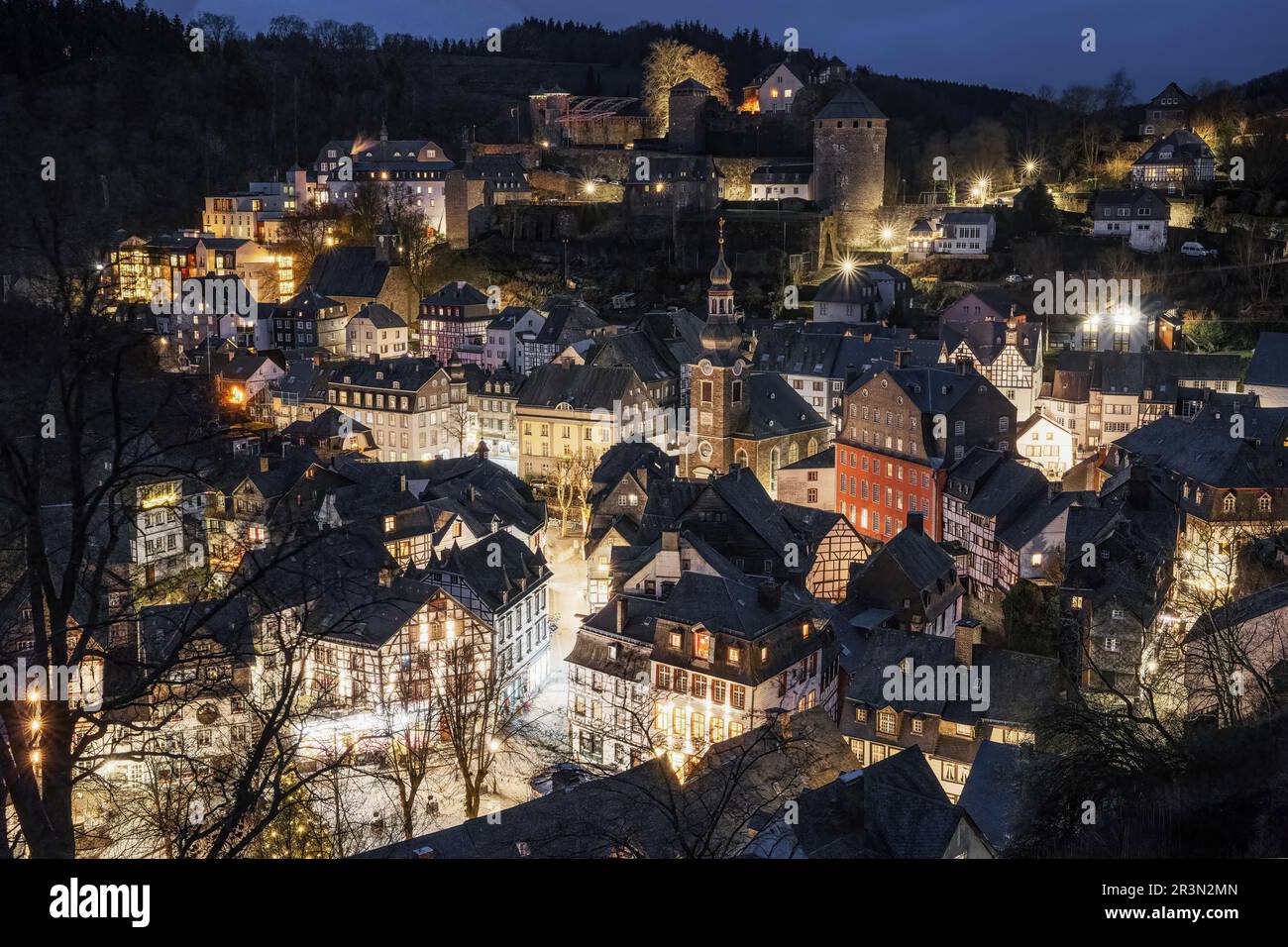 Panoramablick in der Nacht der Stadt Monschau im regionalen Nationalpark Eifel Stockfoto