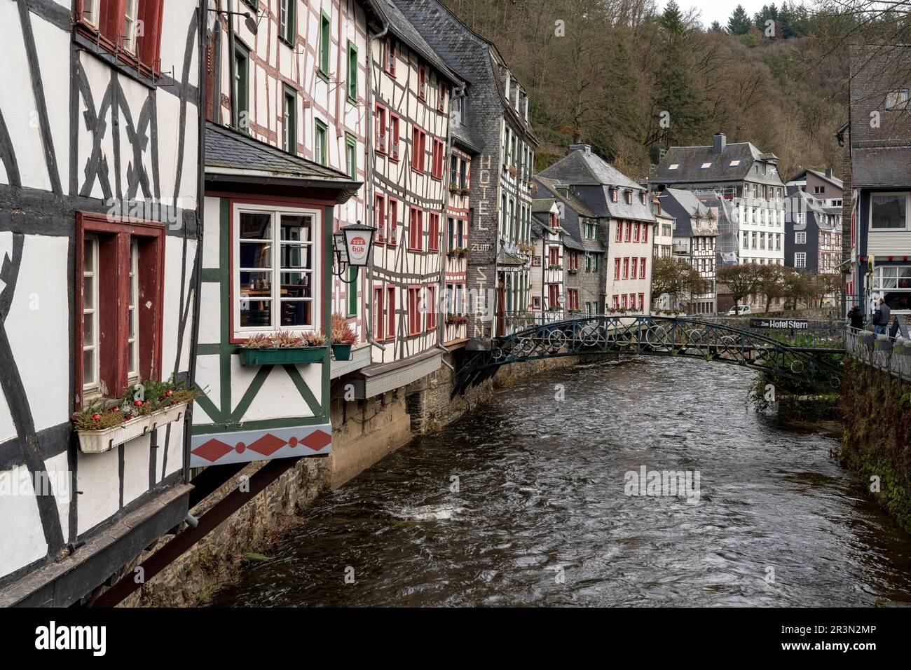 Stadt Monschau im regionalen Nationalpark Eifel. Altstadt mit alten Häusern und Fluss Rur Stockfoto