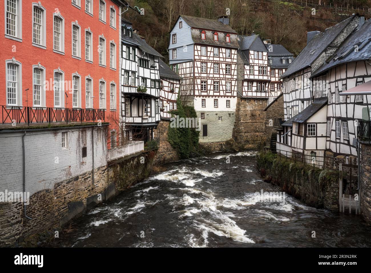 Stadt Monschau im regionalen Nationalpark Eifel mit Fluss Rur und Altstadt Stockfoto
