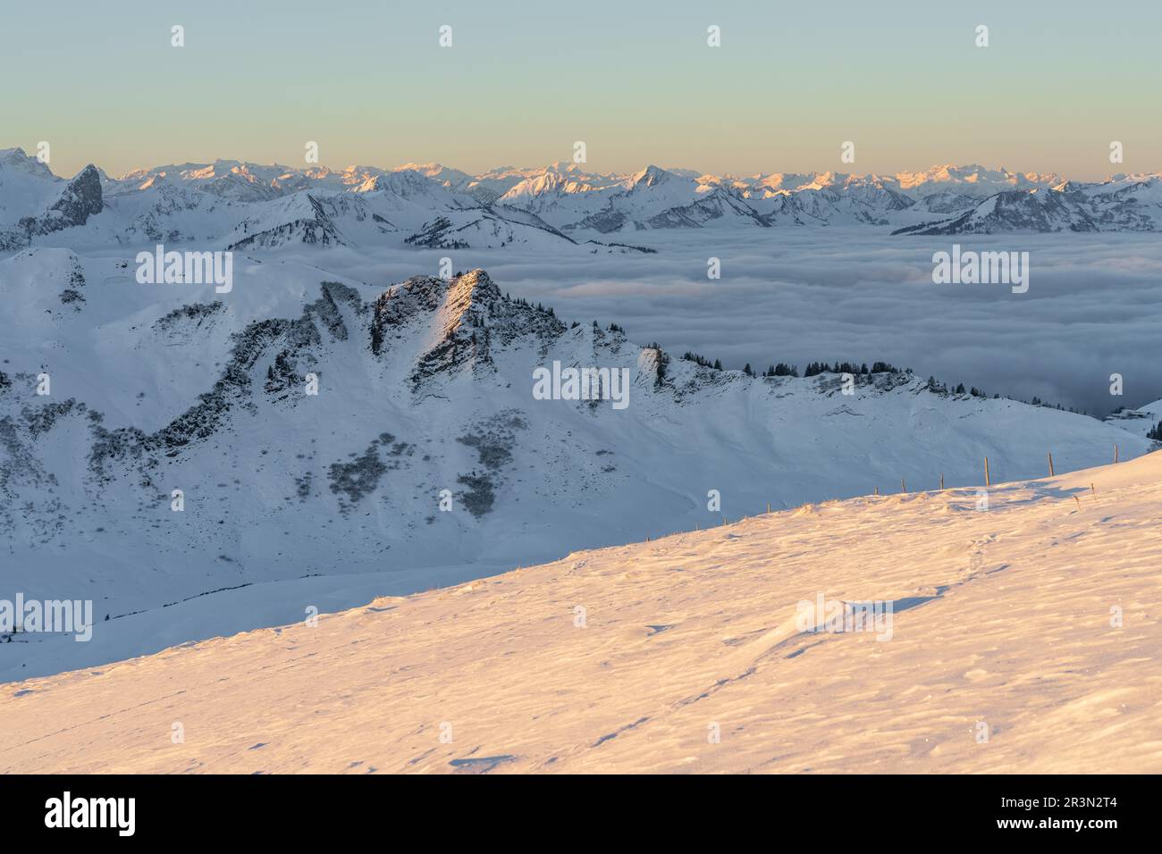 Sonnenaufgang auf dem Gipfel des Berges HÃ¤hlekopf im Tal Kleinwalsertal in den AllgÃ¤-Alpen österreich Stockfoto