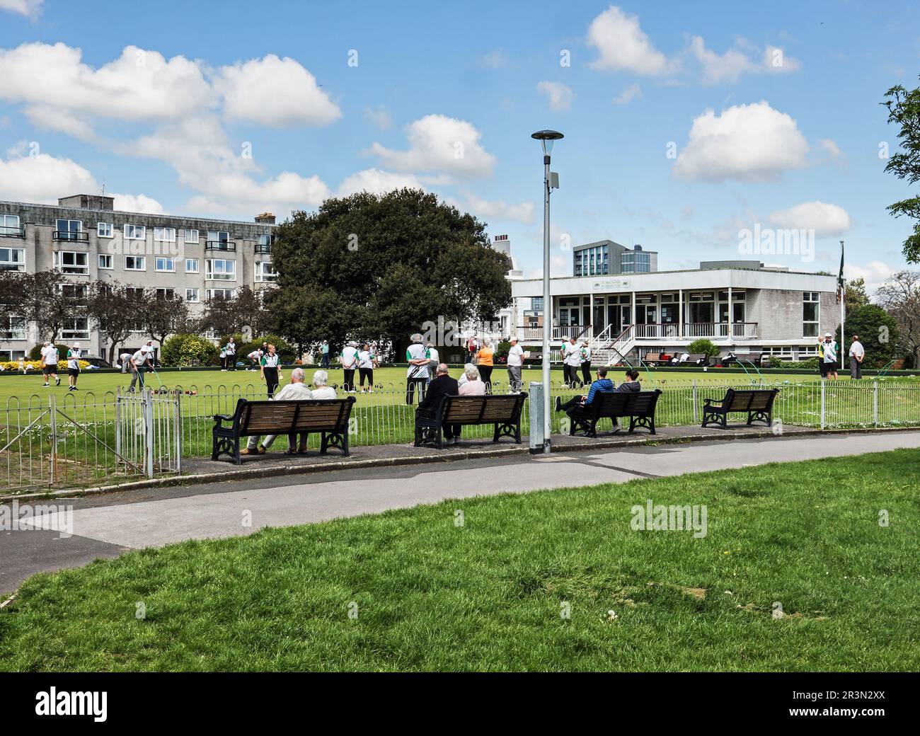 Bowling in der Sonne in Plymouth. Hoe Public Bowling Green, Plymouth, Heimat des Plymouth Hoe Bowling Club. Das historische Grün ist der Ort, an dem Si Stockfoto