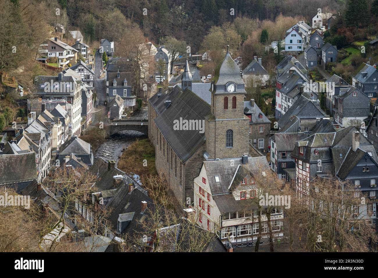 Stadt Monschau im regionalen Nationalpark Eifel im Winter mit Fluss und Kirche Stockfoto