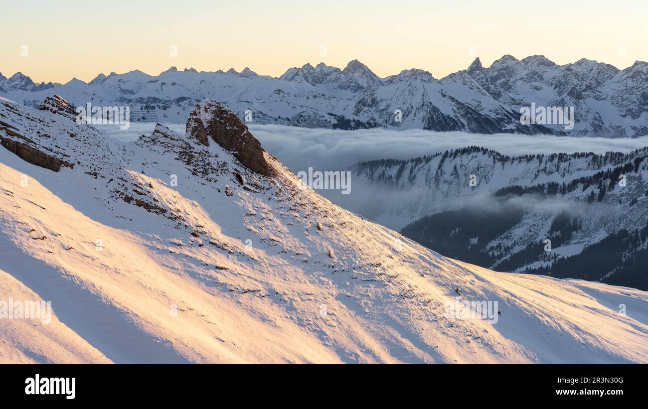 Kleinwalsertal in den AllgÃ¤U Alpen im Winter bei Sonnenaufgang mit frischem Schnee Stockfoto