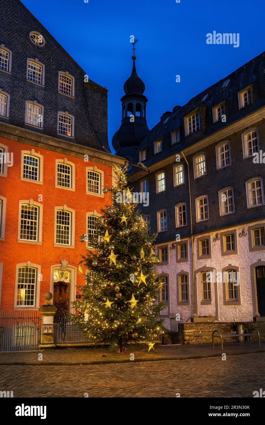 Weihnachtsbaum in der Stadt Monschau im Winter Stockfoto