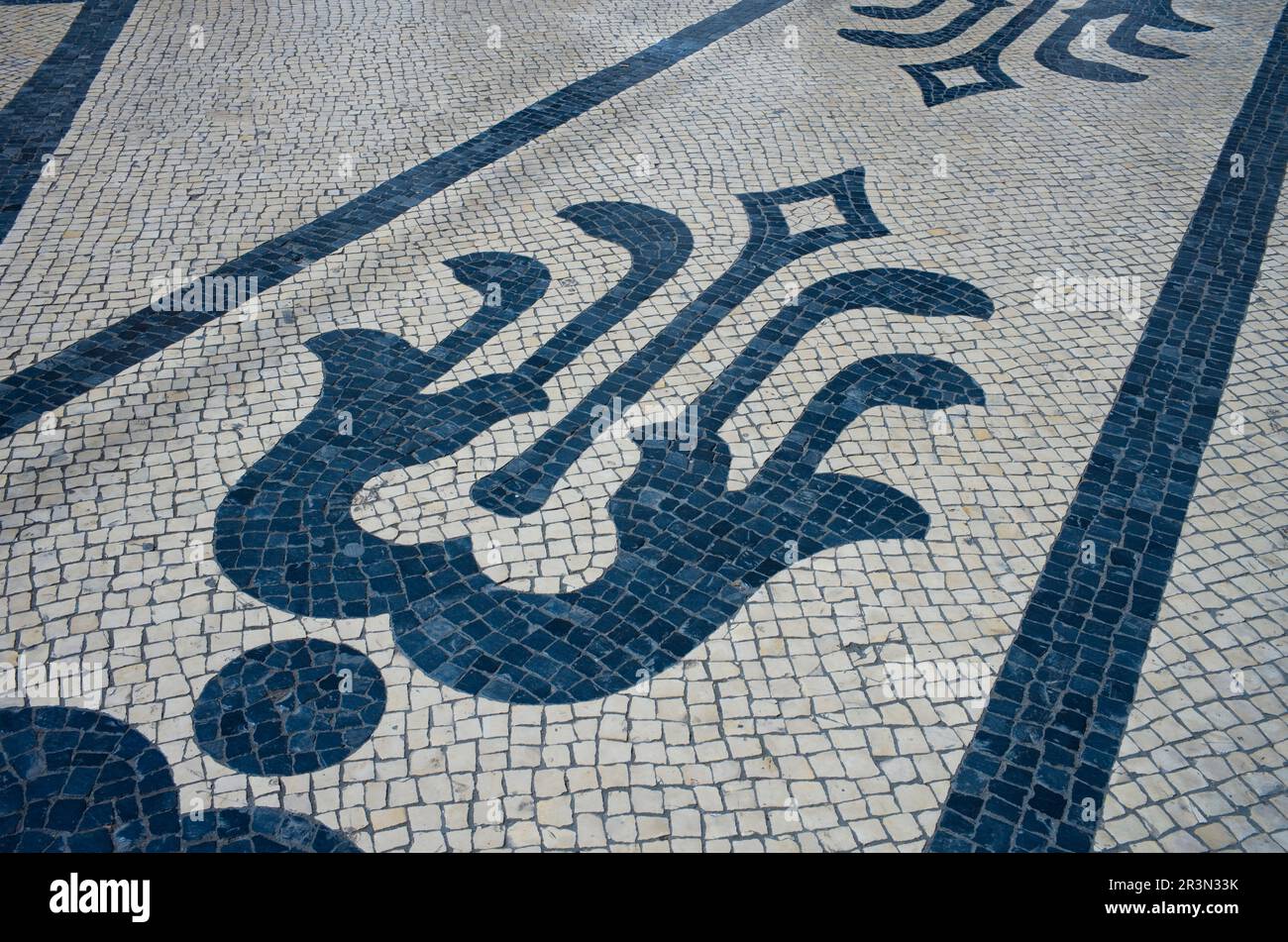 Die Straßen von Lissabon sind mit Kalkstein- und Basaltblöcken gepflastert und bilden komplexe Muster Stockfoto