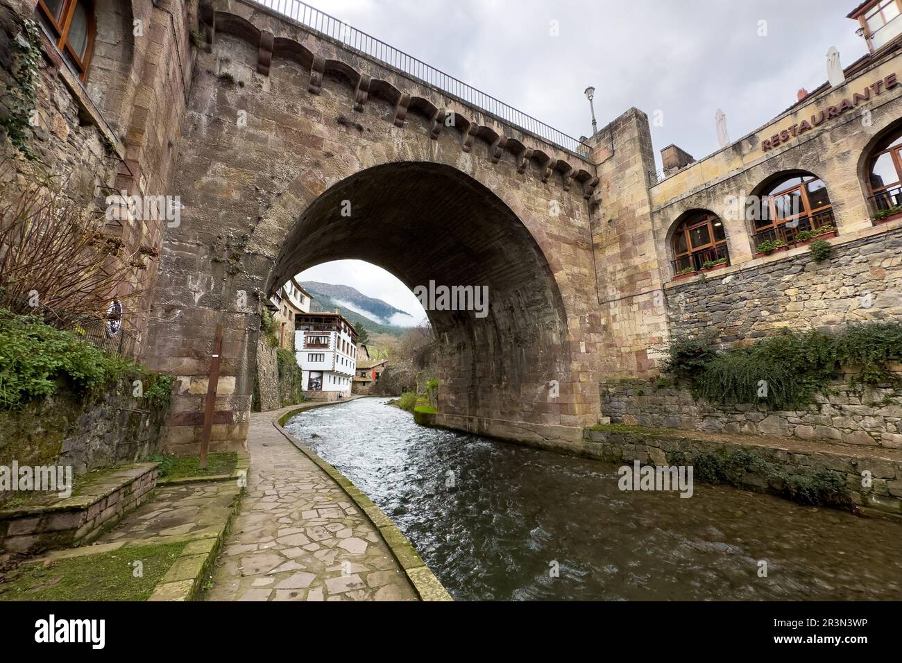 Blick auf eine mittelalterliche Brücke über den Fluss im Dorf Potes in Kantabrien, Spanien Stockfoto