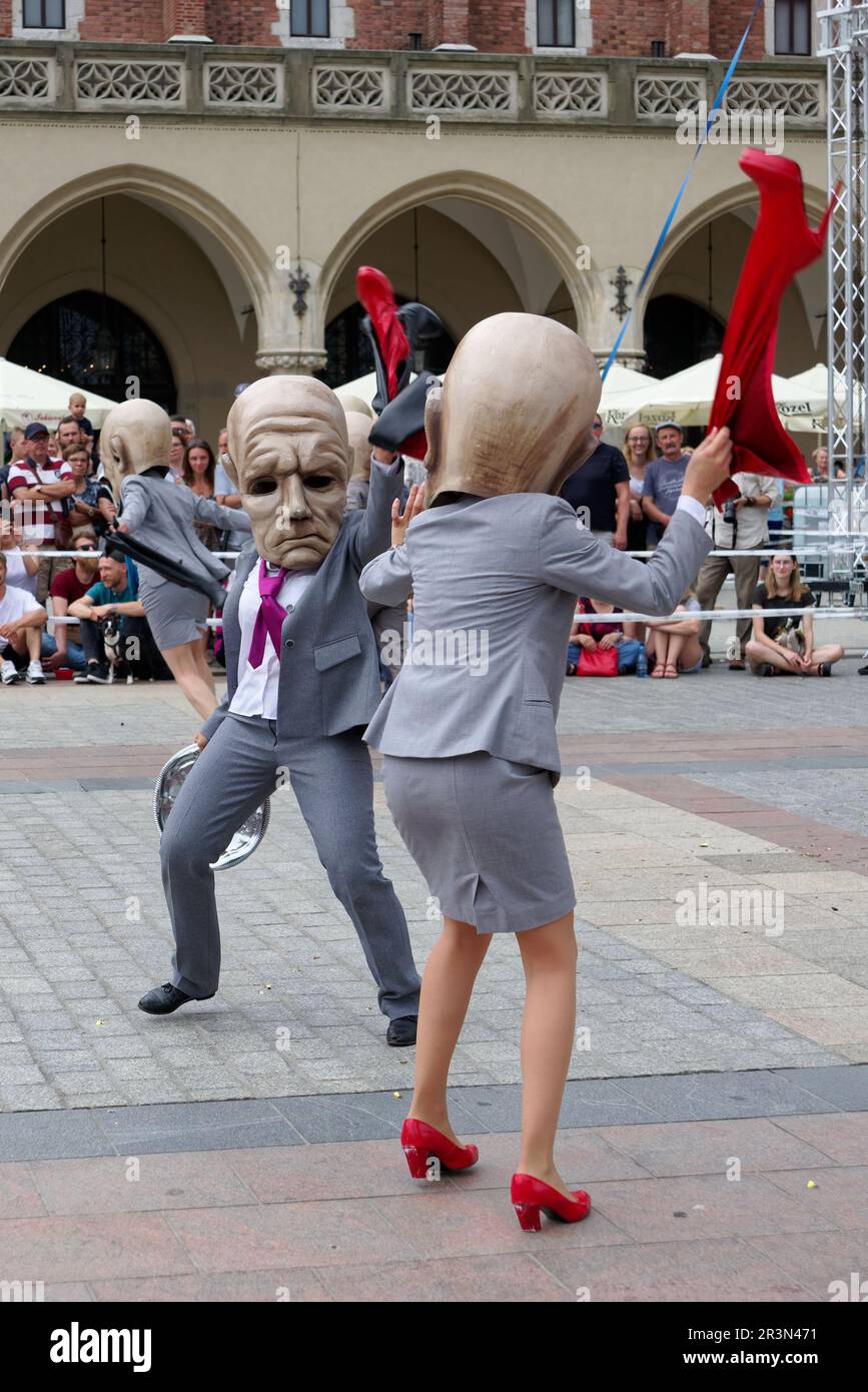 Teatr KTO in der Show „Peregrinus“ um 34 Uhr. ULICA – Internationales Festival der Straßentheater in Kraków Stockfoto