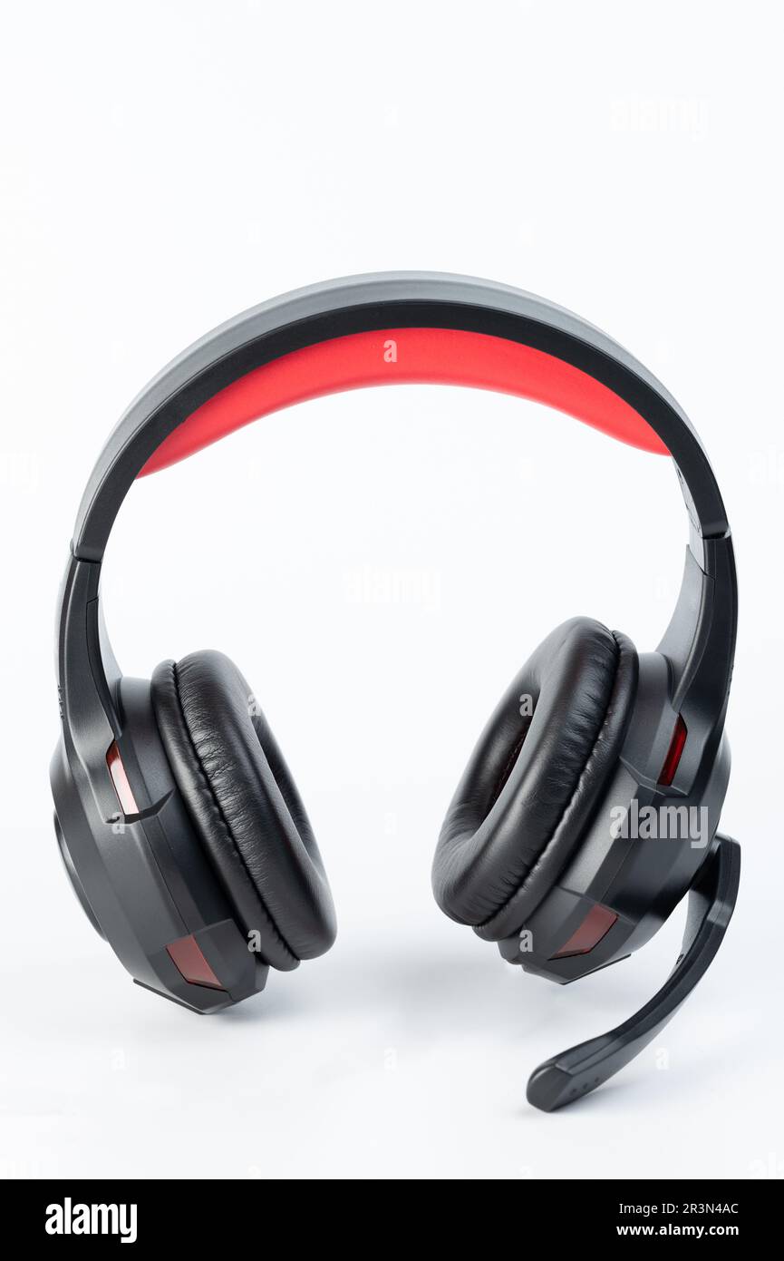 Kabellose Kopfhörer mit schwarzem Mikrofon, isoliert auf weißem Studiohintergrund Stockfoto