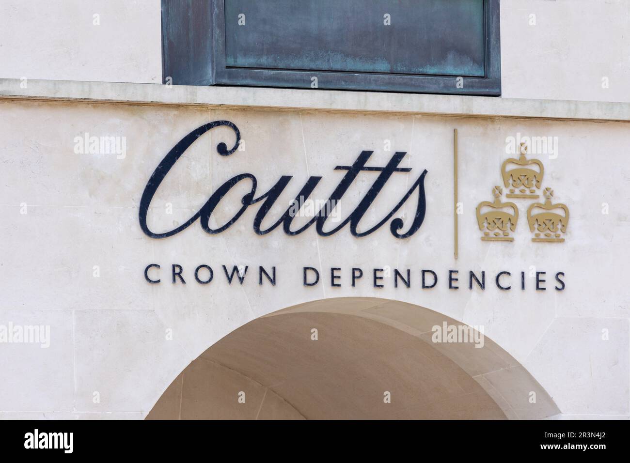 Coutts / RBSI Bank Eingangsschild, Broad Street, St Helier, Jersey, Kanalinseln Stockfoto
