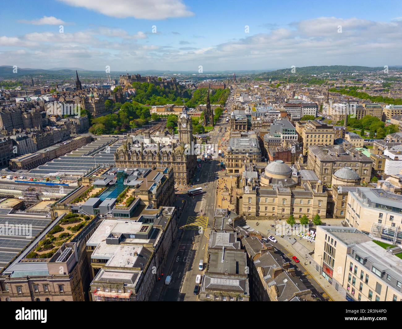 Luftaufnahme von der Drohne der Princes Street in Edinburgh, Schottland, Großbritannien Stockfoto
