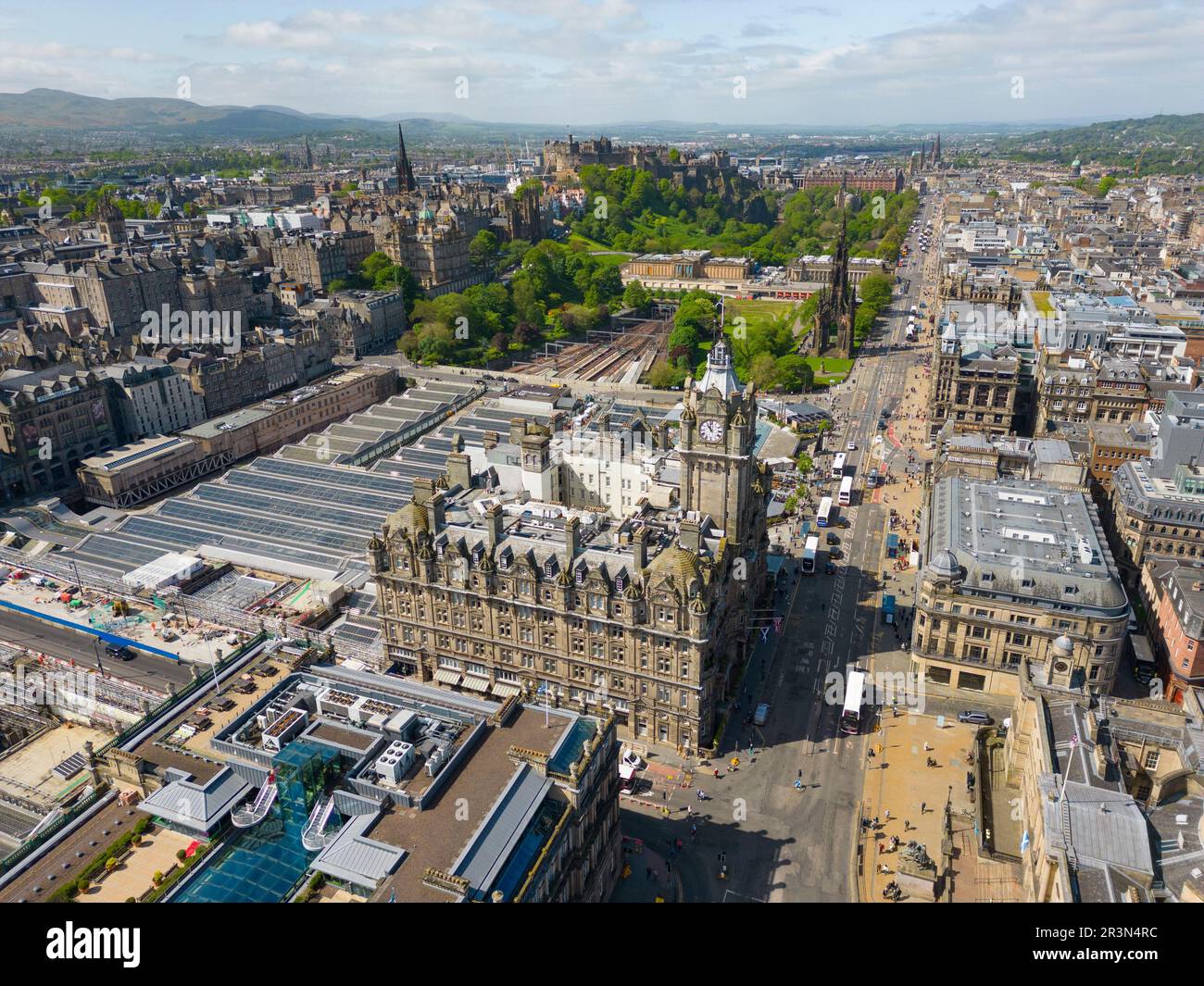 Luftaufnahme von der Drohne des Balmoral Hotel und Princes Street in Edinburgh, Schottland, Großbritannien Stockfoto