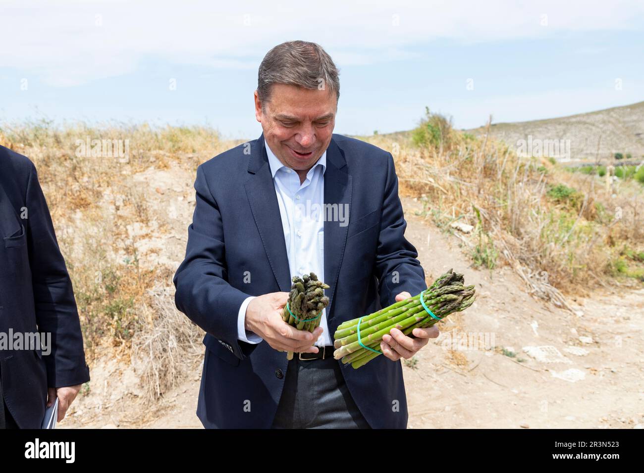 Luis Planas. Minister für Landwirtschaft, Fischerei, Ernährung und Umwelt Spaniens. Öffentliche Figur auf der Straße. Fotografie. MADRID, SPANIEN - MAI 23, Stockfoto