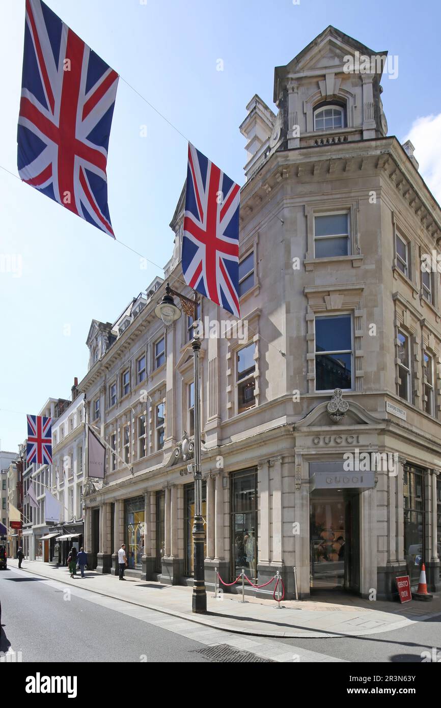 Außenansicht des Gucci-Designergeschäfts an der Londoner Old Bond Street, im Herzen des Mayfair-Viertels. Ecke Old Bond Street und Stafford Street. Stockfoto