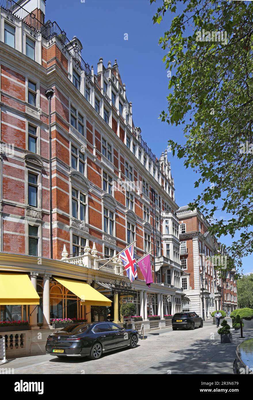 Außenansicht des luxuriösen Connaught Hotels, Mayfair, London, Großbritannien. An der Ecke Carlos Place und Mount Street gelegen. Stockfoto