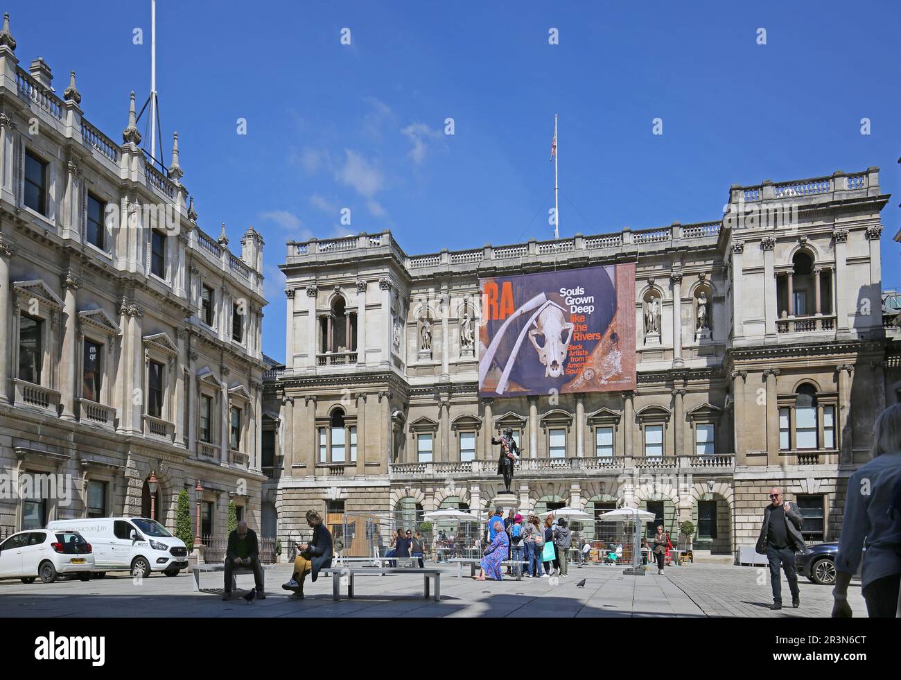 Courtyard of Burlington House, Piccadilly, London, Großbritannien. Heimstadion der Royal Academy of Arts. Zeigt den öffentlichen Haupteingang. Stockfoto