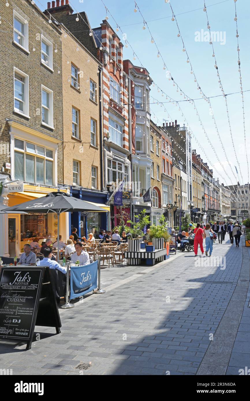 South Moton Street, London, Großbritannien. Eine Fußgängerzone mit Restaurants, Cafés und Geschäften im Herzen des wohlhabenden Stadtteils Mayfair. Stockfoto