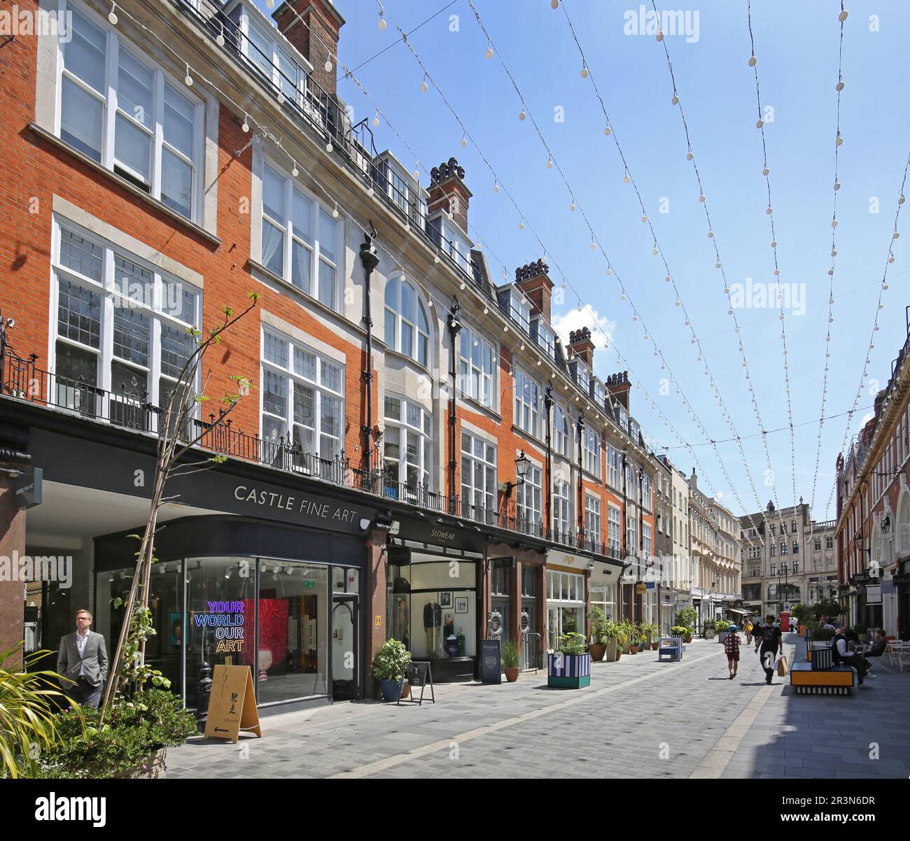 South Moton Street, London, Großbritannien. Eine Fußgängerzone mit Restaurants, Cafés und Geschäften im Herzen des wohlhabenden Stadtteils Mayfair. Stockfoto