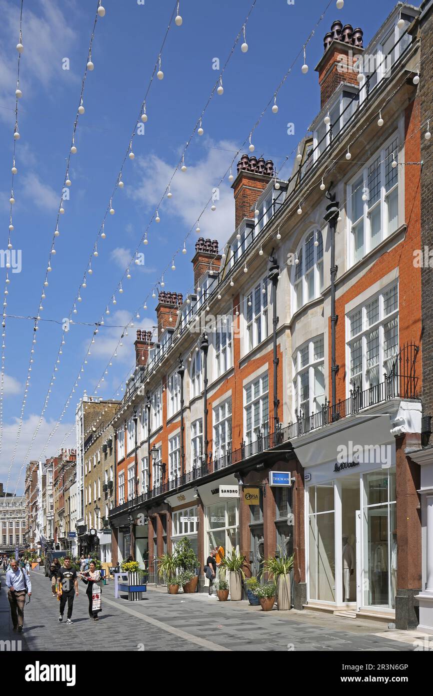 South Moton Street, London, Großbritannien. Eine Fußgängerzone mit Restaurants, Cafés und Geschäften im Herzen des wohlhabenden Stadtteils Mayfair. Stockfoto