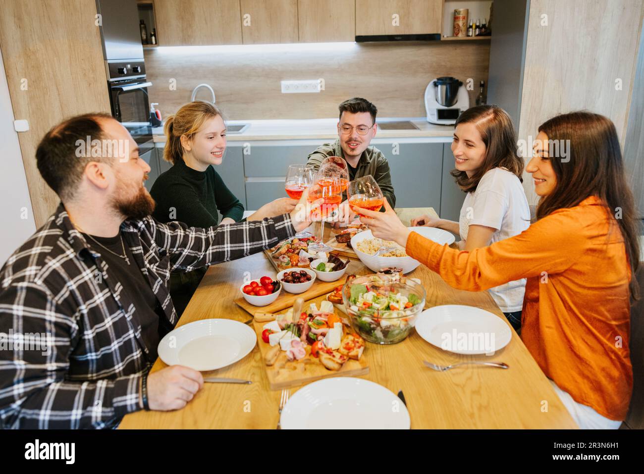 Freunde, die gerne zusammen essen und lachen Stockfoto