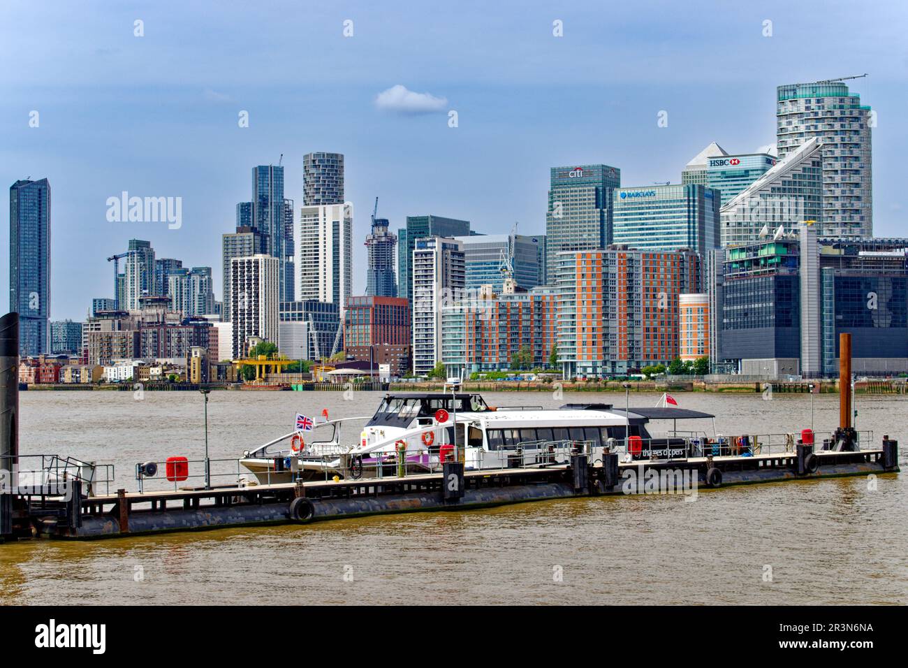 London Trinity Buoy Wharf Leamouth Peninsular Blick auf die Wolkenkratzer von Canary Wharf über die Themse und Klipper Boot Stockfoto