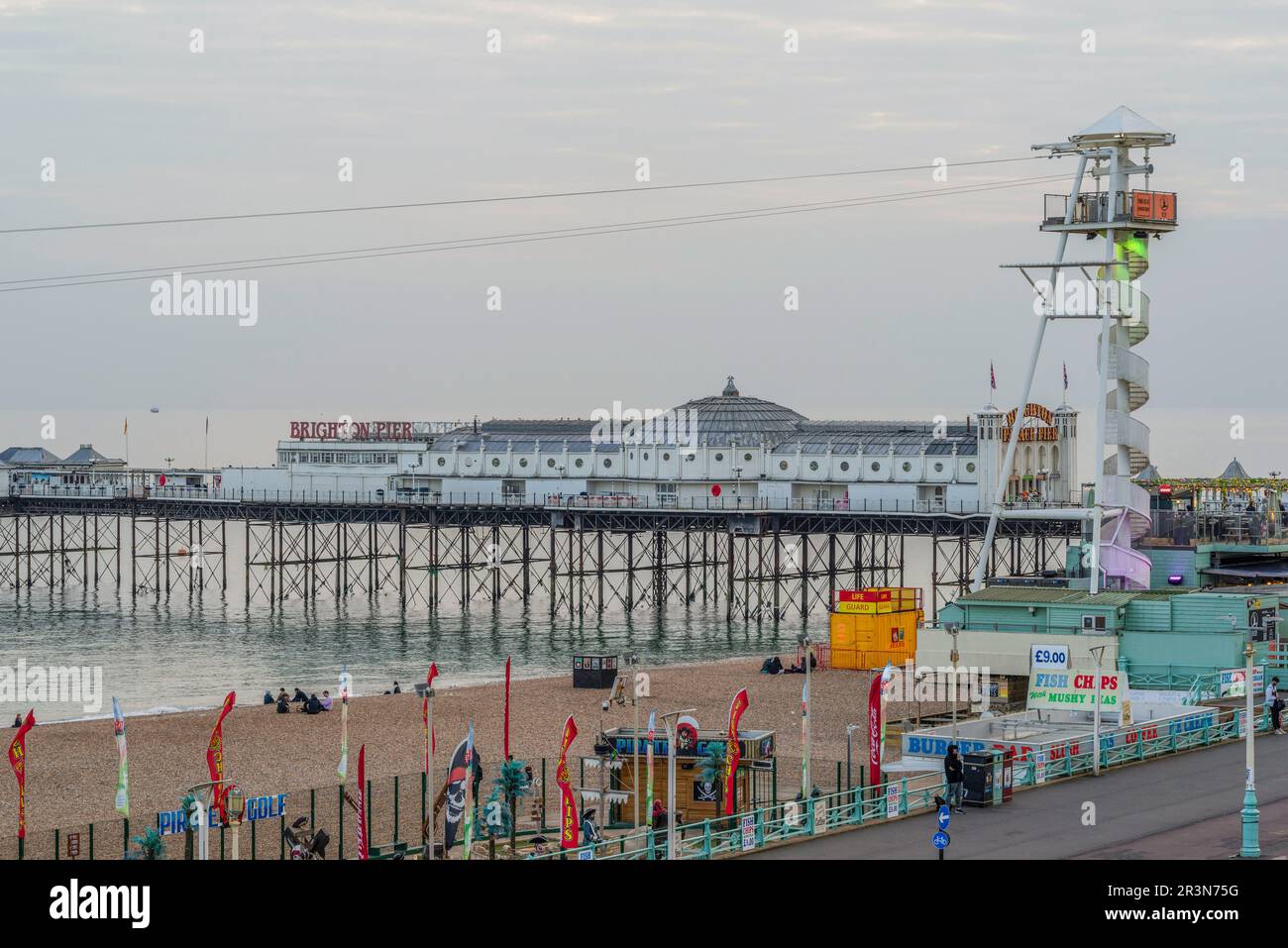 Brighton Seafront and Palace Pier, ein denkmalgeschützter Vergnügungspier der Kategorie II* am Meer in Brighton, berühmtes Wahrzeichen von Brighton, East Sussex, England, Großbritannien Stockfoto
