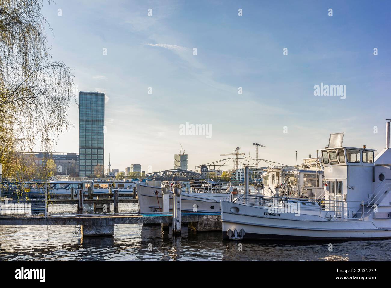 Boote an der Spree im Treptower Park während eines warmen Frühlingstages, Berlin Treptow, Deutschland, Europa Stockfoto