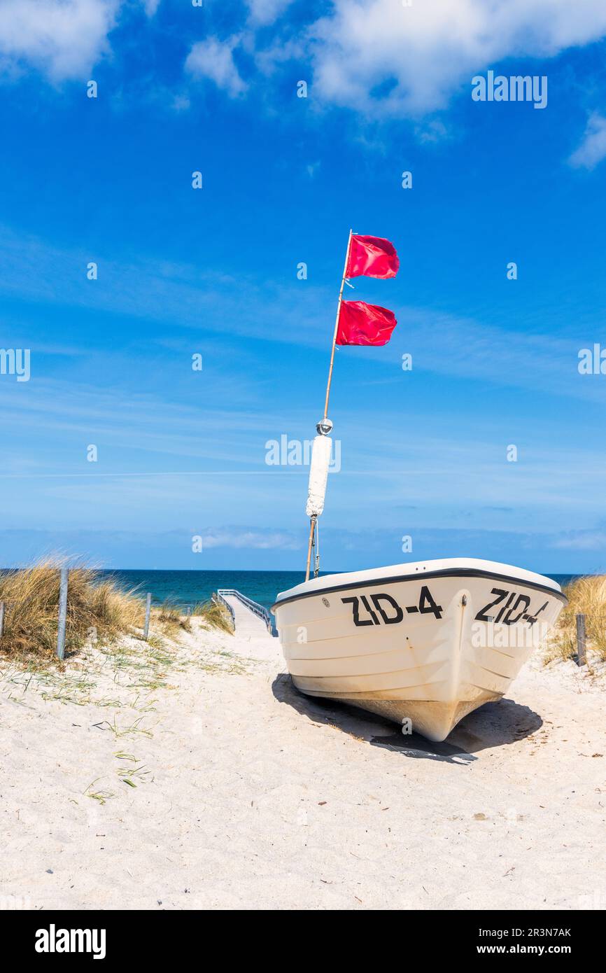 Angelboot/Fischerboot am Strand der Ostsee Stockfoto