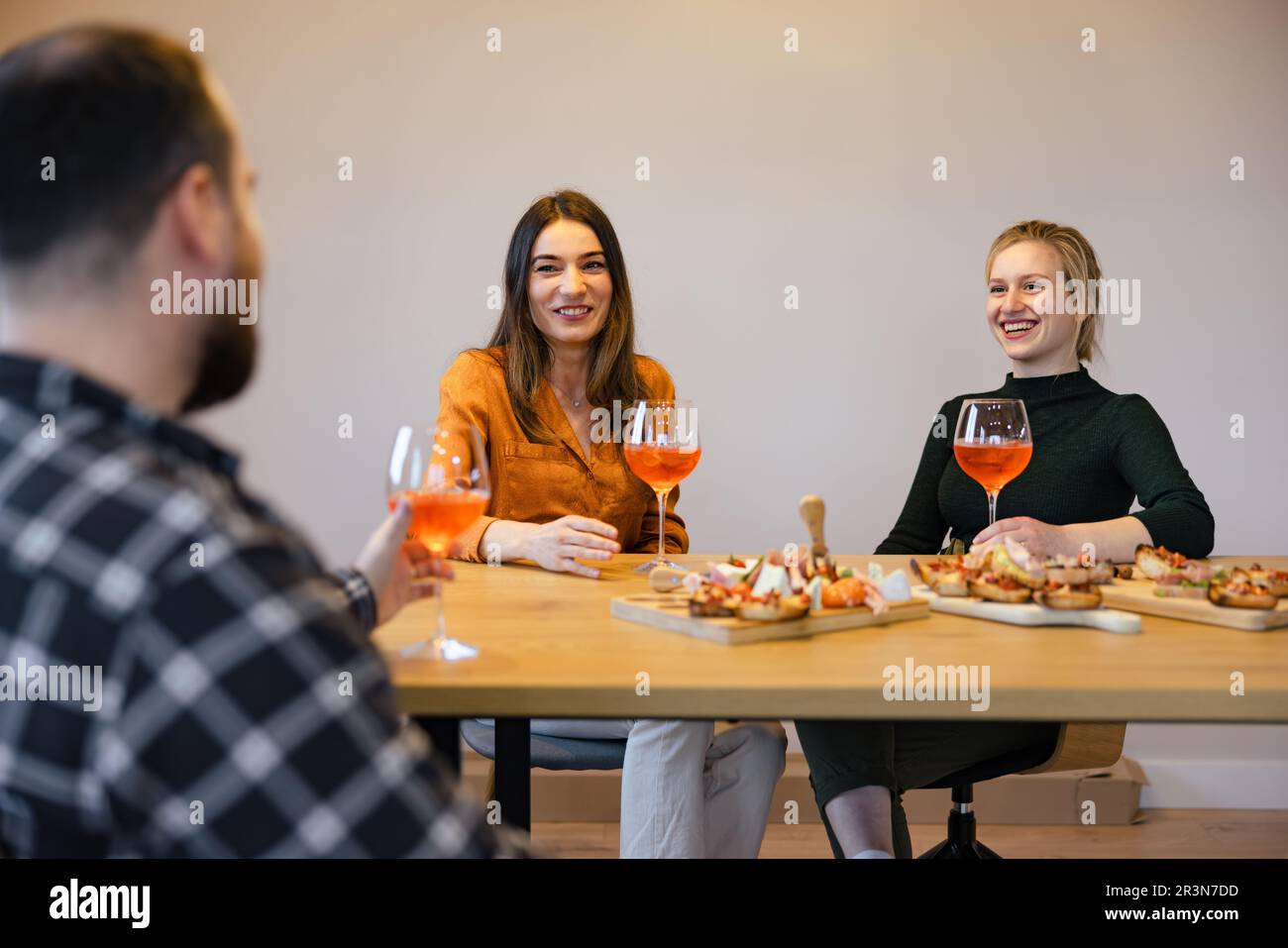 Junge Gruppe von Menschen, die zu Hause essen. Stockfoto