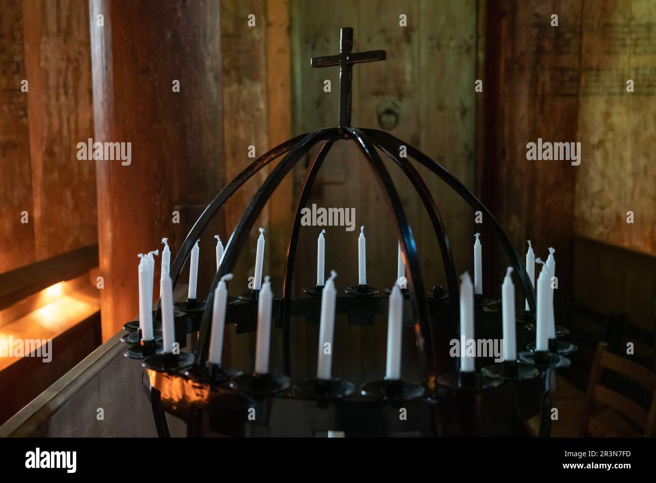 Die Kirche aus dem 12. Jahrhundert in Kaupanger, Norwegen Stockfoto