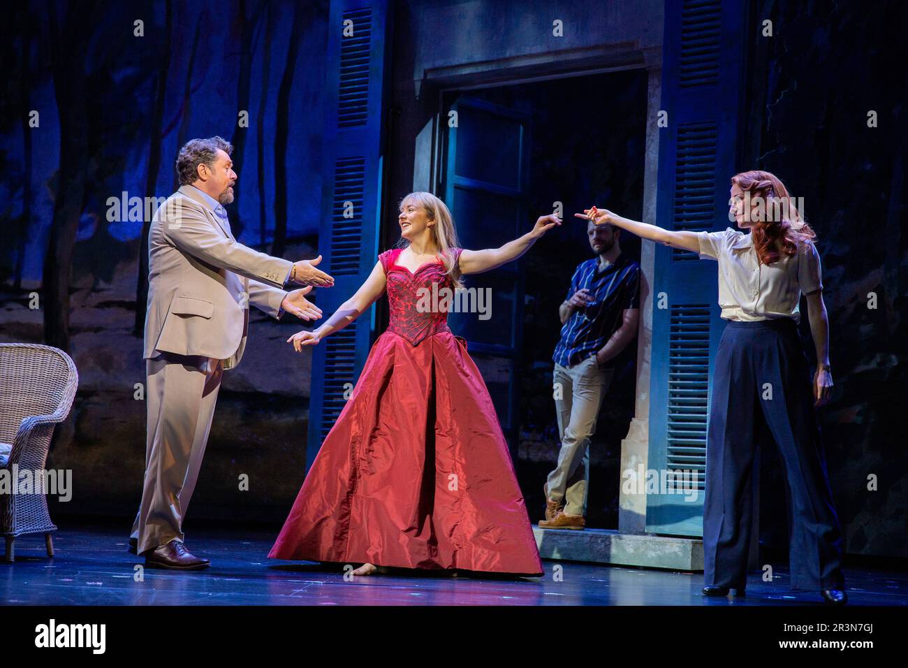 Front, l-r: Michael Ball (Sir George Dillingham), Anna Unwin (Jenny Dillingham), Laura Pitt-Pulford (Rose Vibert) in ASPECTS OF LOVE at the Lyric Theatre, London W1 25/05/2023 Musik & Buch von Andrew Lloyd Webber Texte: Don Black & Charles Hart Design: John McFarlane Beleuchtung: Jon Clark Choreographie: Denni Sayers Regisseur: Jonathan Kent Stockfoto