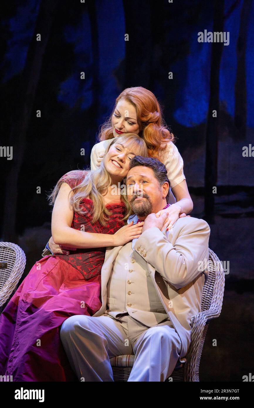 Von oben: Laura Pitt-Pulford (Rose Vibert), Anna Unwin (Jenny Dillingham), Michael Ball (Sir George Dillingham) in ASPECTS OF LOVE at the Lyric Theatre, London W1 25/05/2023 Musik & Buch von Andrew Lloyd Webber Texte: Don Black & Charles Hart Design: John McFarlane Beleuchtung: Jon Clark Choreographie: Denni Sayers Regisseur: Jonathan Kent Stockfoto