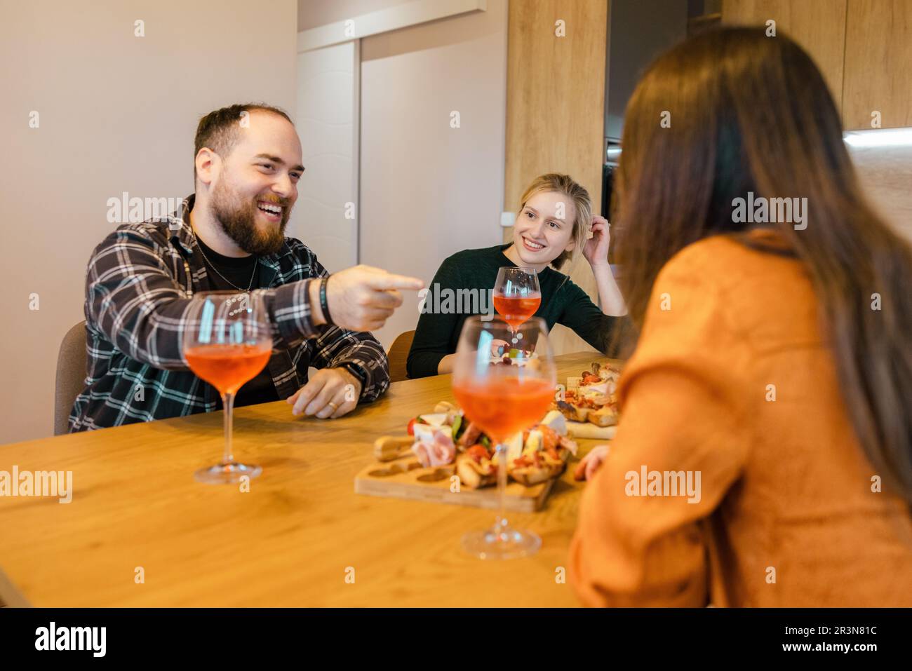 Freunde zu Hause, die zusammen einen Brunch genießen, nur gute Vibes. Stockfoto