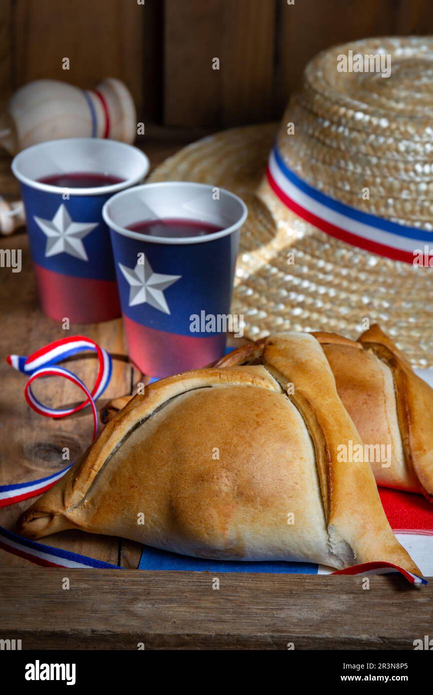 Chilenisches Unabhängigkeitstag-Konzept. Fiestas patrias. Typisch gebackene Empanadas, Wein oder Chicha, Fette und Spiel Emboque Gericht und Getränk Stockfoto