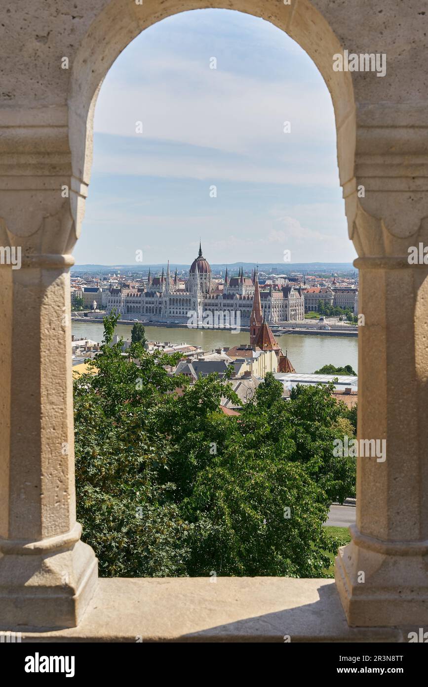 Blick auf das Parlament im Budapester Stadtteil Pest von der Fischerbastei Stockfoto