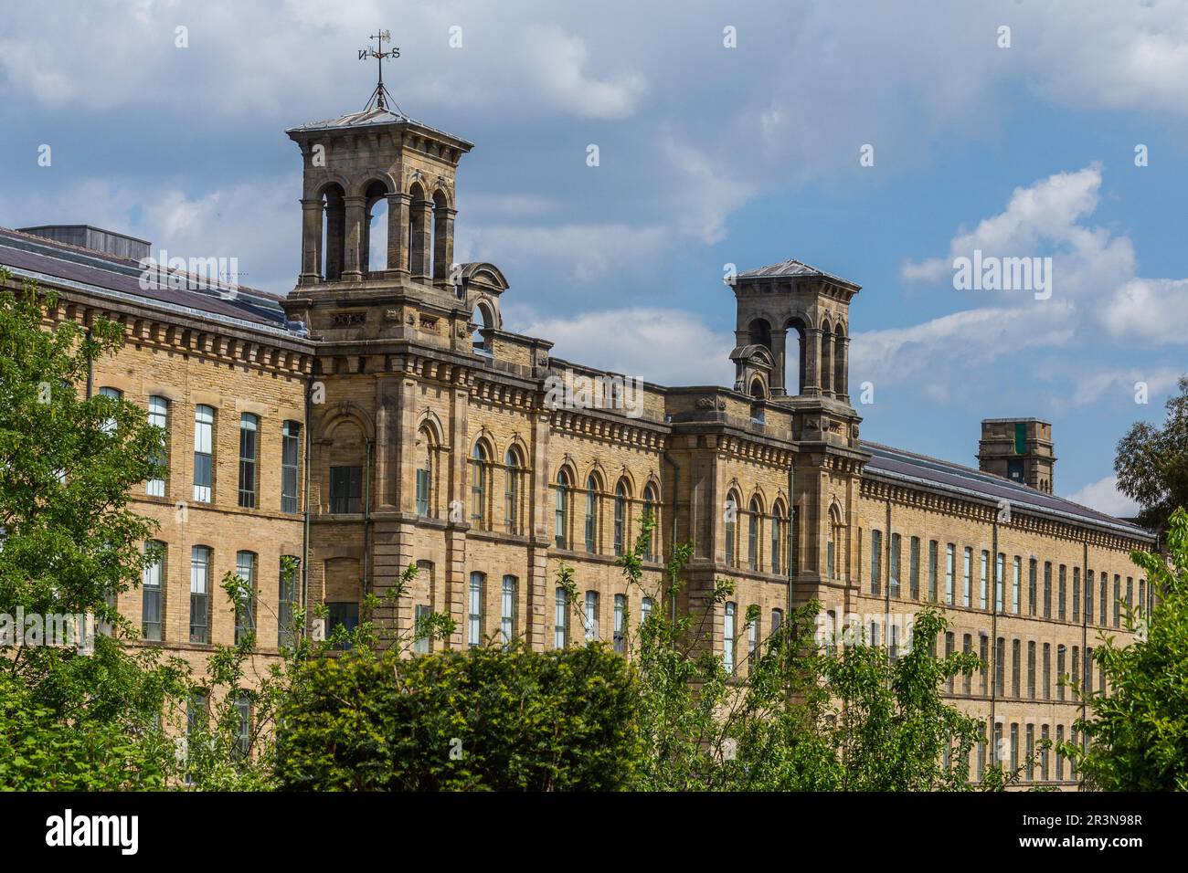 Salts Mill, eine ehemalige Yorkshire Texturmühle in Saltaire, Yorkshire. Saltaire ist ein viktorianisches Dorf und gehört zum UNESCO-Weltkulturerbe. Stockfoto