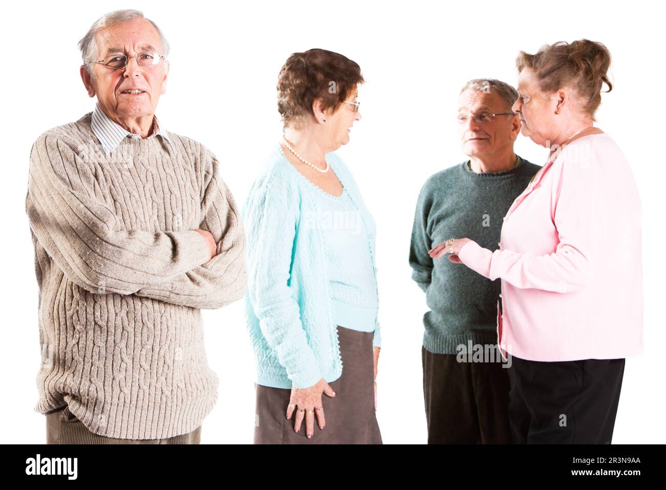 Senioren: Selbstsichere Haltung. Gewagte Körpersprache von einem freundlichen, reifen Mann mit Hintergrundfreunden. Aus einer Reihe von zugehörigen Bildern. Stockfoto