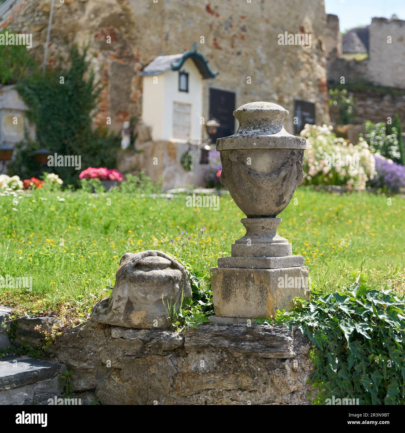 Alte historische Urne auf dem Friedhof der Kleinstadt Duernstein in der Wachau in Osterreich Stockfoto