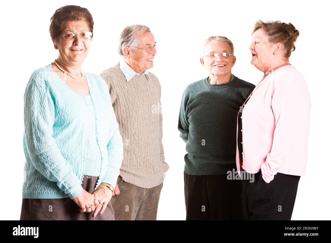 Senioren: Freundliche Rentner. Ein warmes, einladendes Lächeln einer Seniorin, die neben ihren Freunden steht. Aus einer Reihe von zugehörigen Bildern. Stockfoto