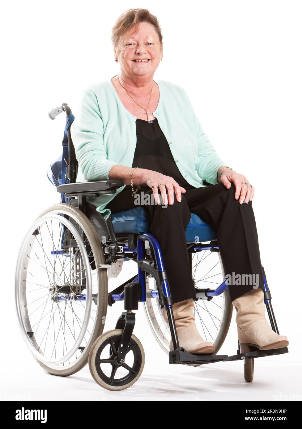 Portrait female wheelchair user smiling -Fotos und -Bildmaterial