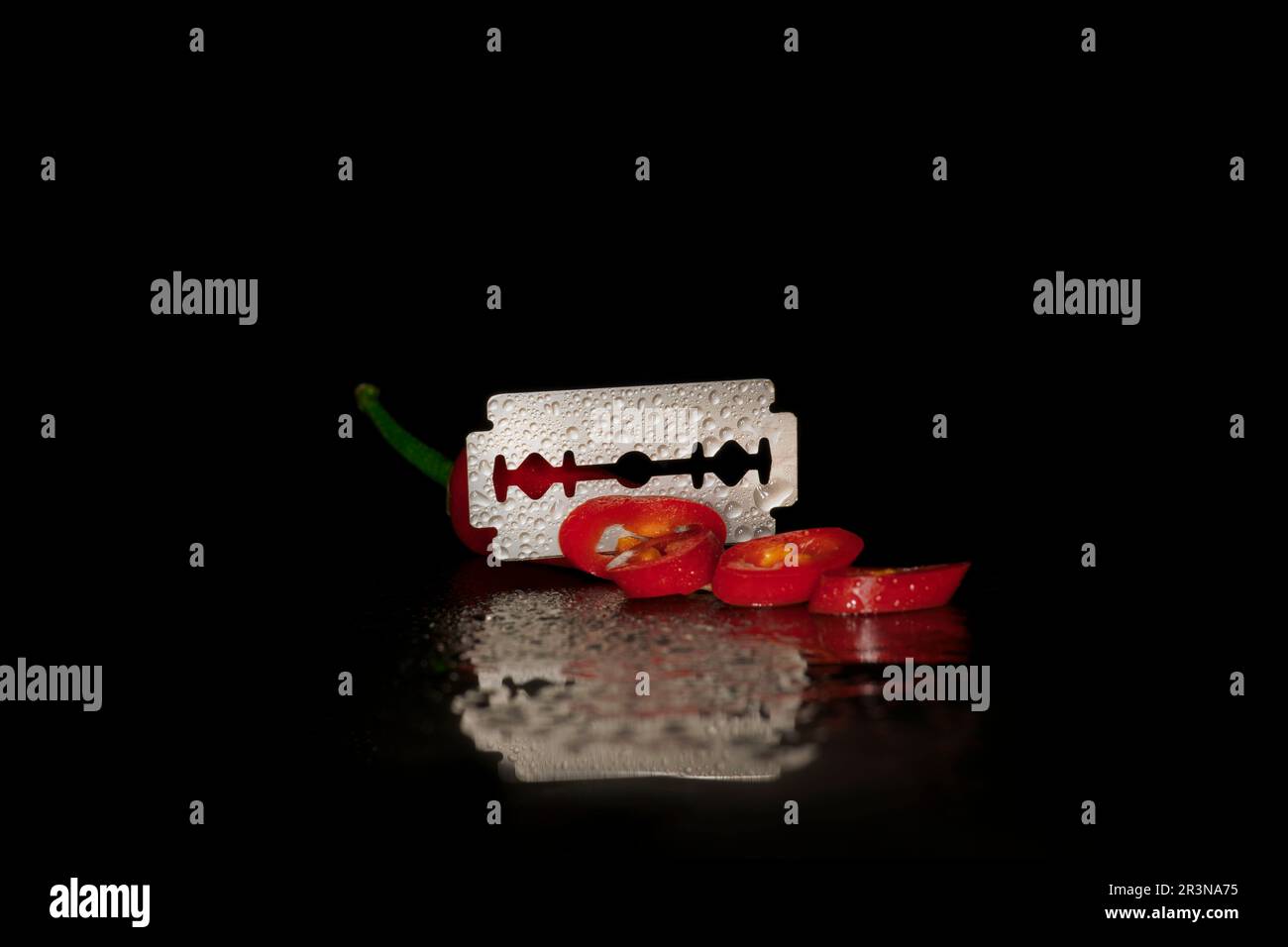 Rote Chili-Pfeffer und Rasierklinge Stockfoto