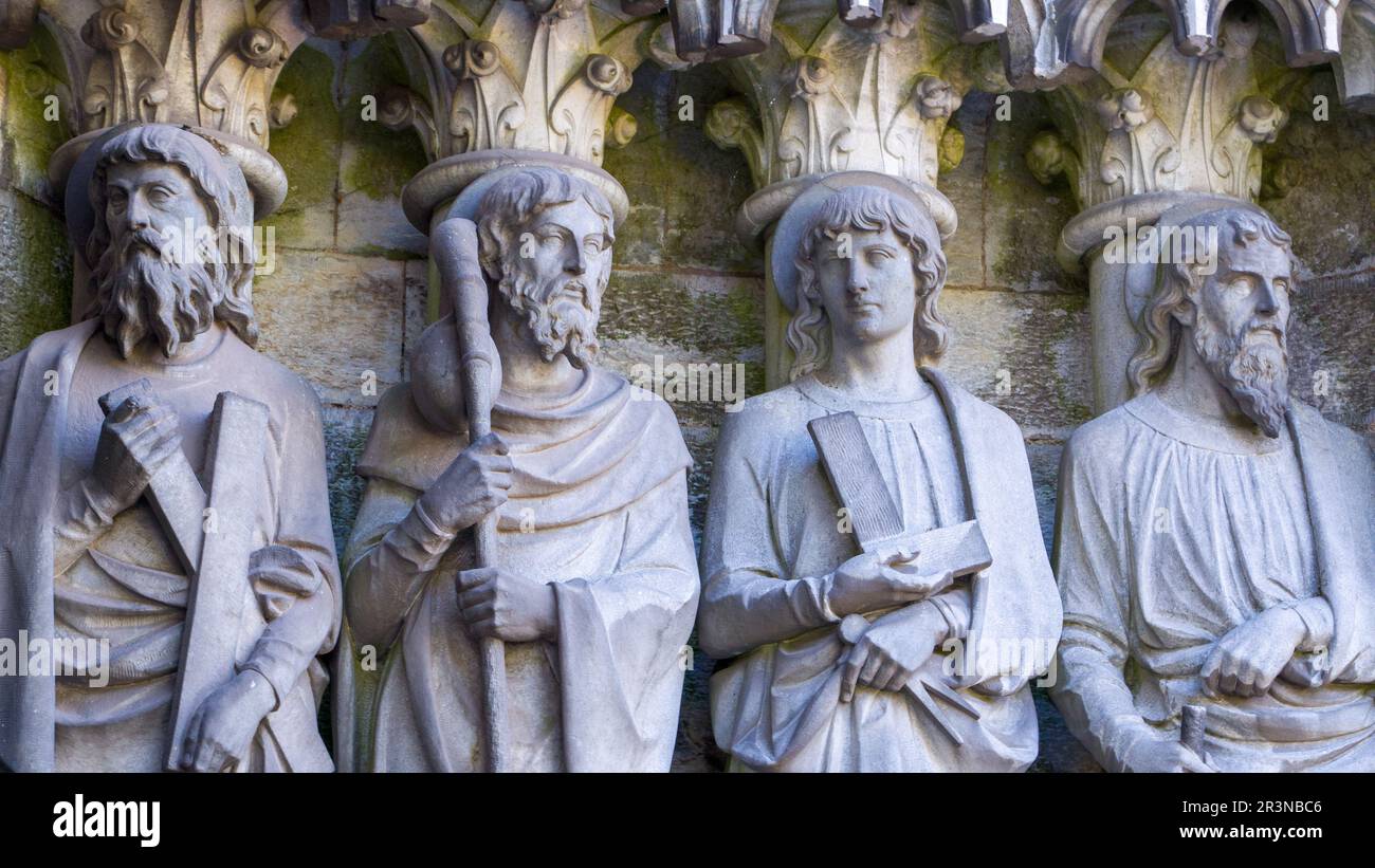Skulpturenbilder der Heiligen Apostel an der Mauer der St.-Fin-Barre-Kathedrale in Cork, Irland. Die Apostel Andrew, James Major, Thomas, Matthias Stockfoto