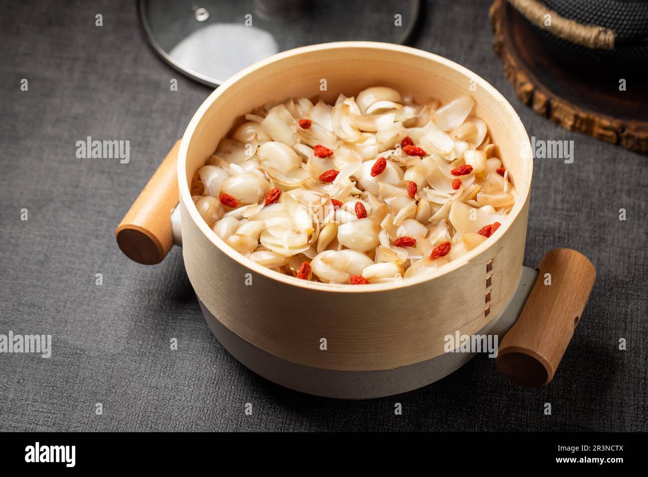 Gedämpfte Lily-Zwiebeln mit chinesischer Wolfbeere Stockfoto