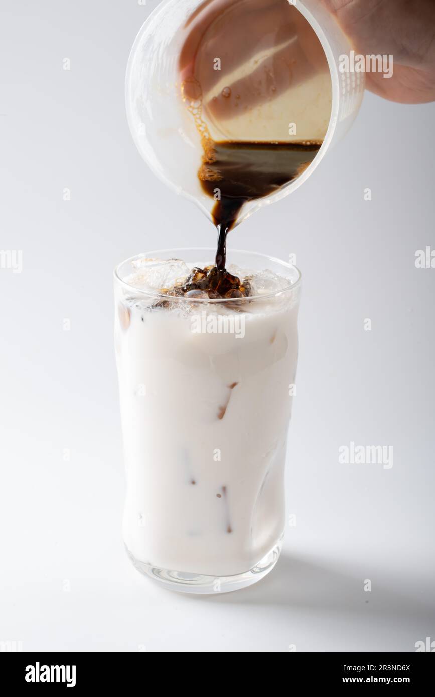 Roher Kokosmilch-Latte, dicke Kokosmilch und Kaffee Stockfoto