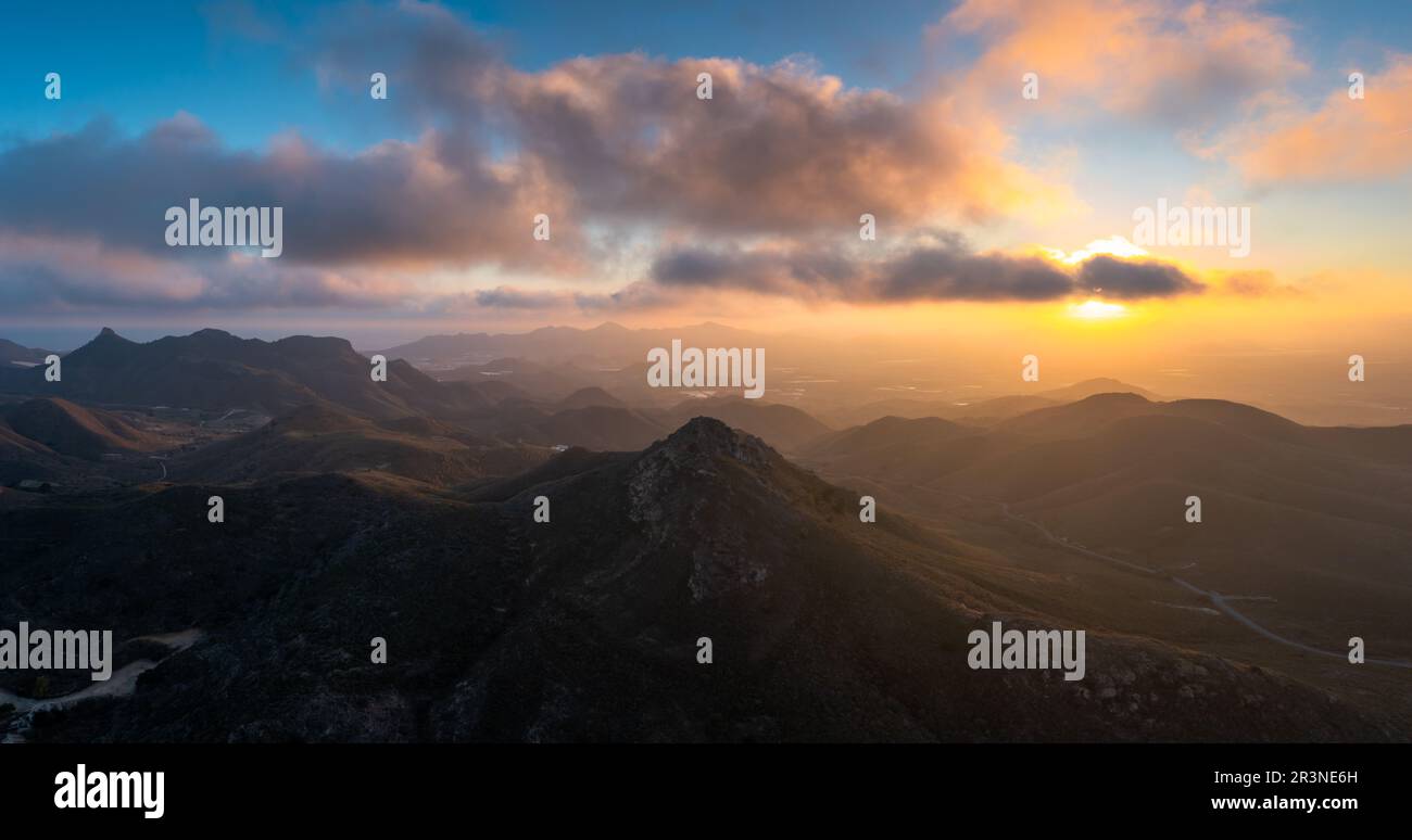 Panorama-Landschaft der halbwüsten Berglandschaft in Südspanien bei Sonnenuntergang Stockfoto