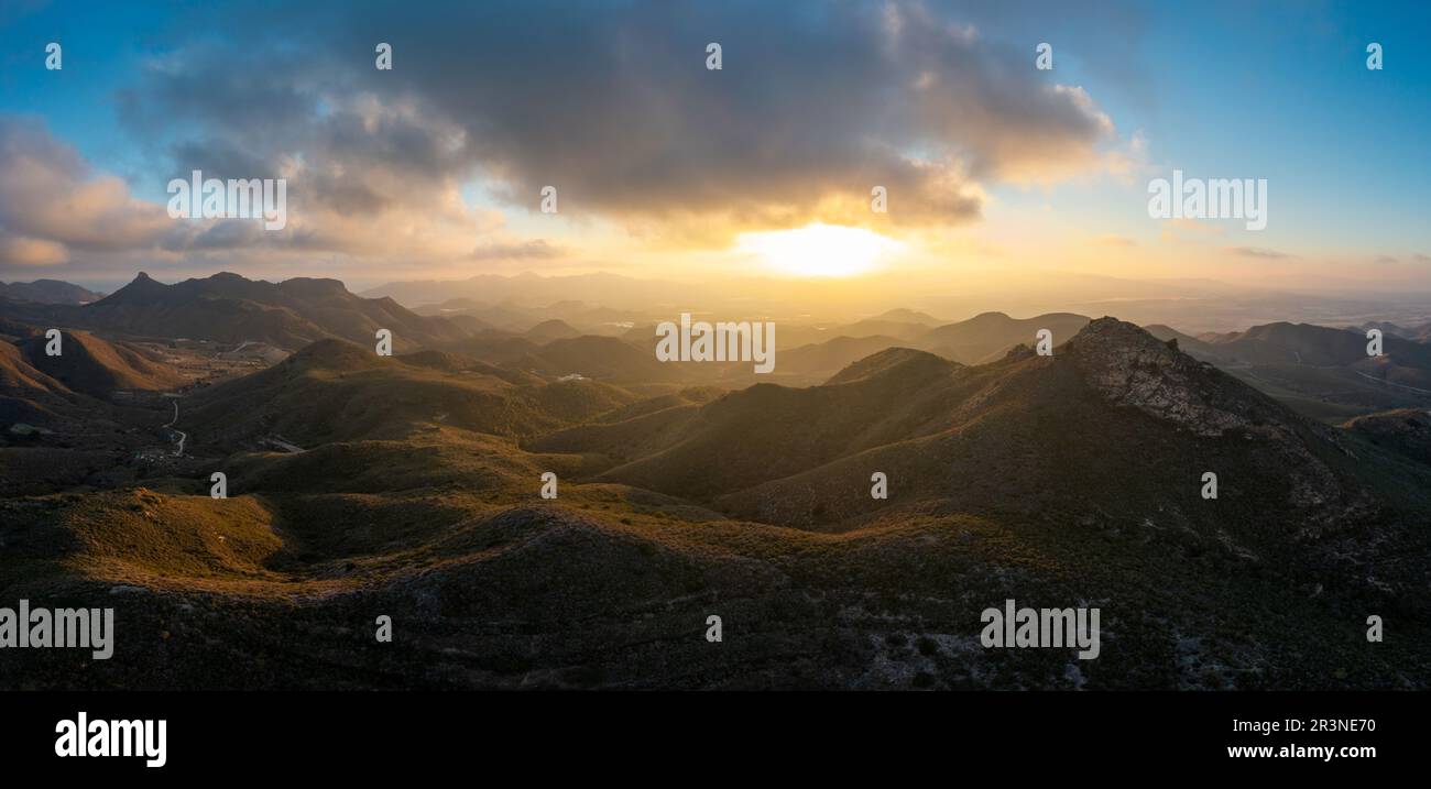 Drohnen-Panorama-Landschaft der halbwüsten Berglandschaft in Südspanien bei Sonnenuntergang Stockfoto
