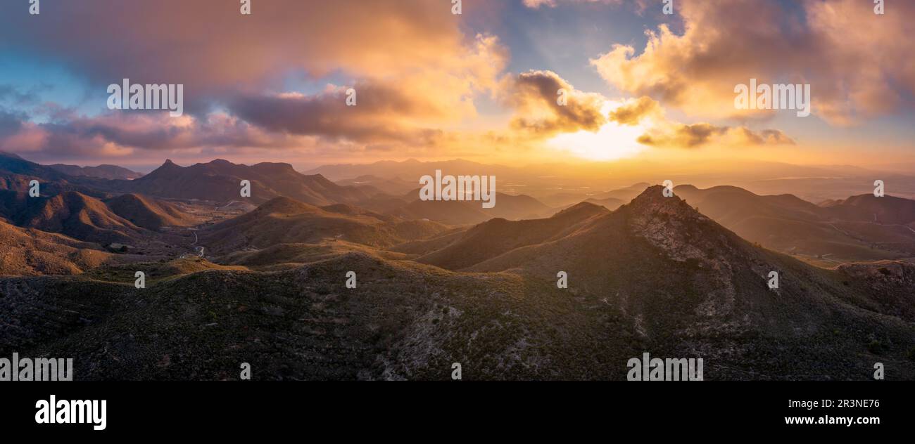 Drohnen-Panorama-Landschaft der halbwüsten Berglandschaft in Südspanien bei Sonnenuntergang Stockfoto