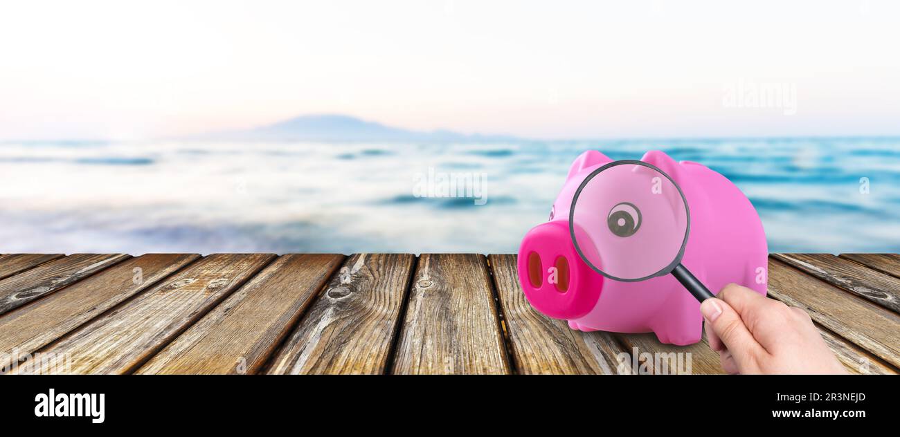 Geld für eine Urlaubsreise zu finden Stockfoto