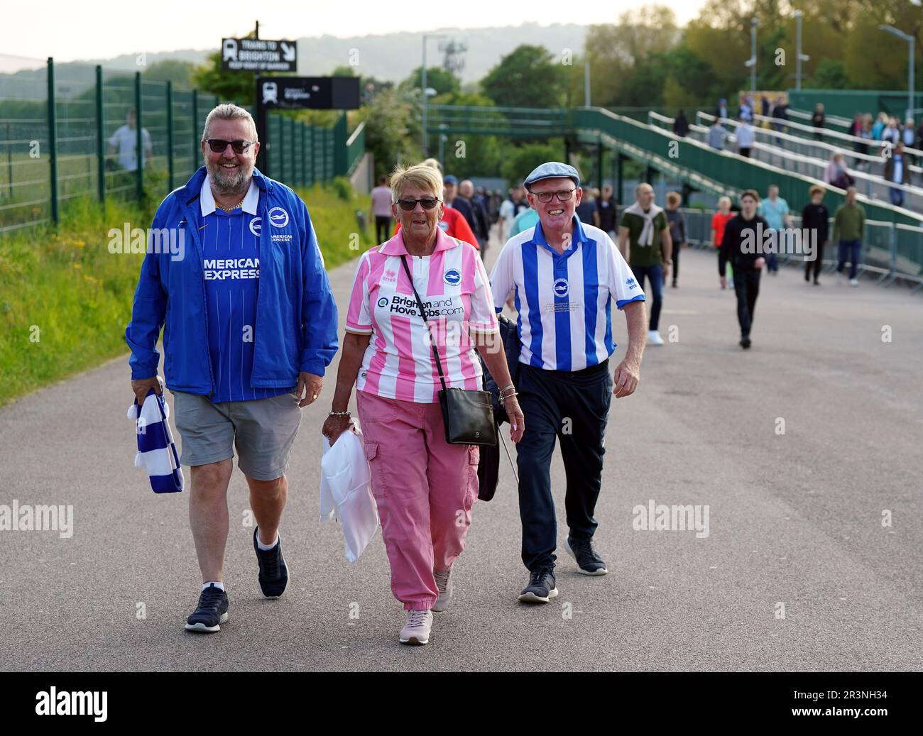 Brighton und Hove Albion Fans vor dem Spiel der Premier League im American Express Community Stadium, Brighton. Bilddatum: Mittwoch, 24. Mai 2023. Stockfoto