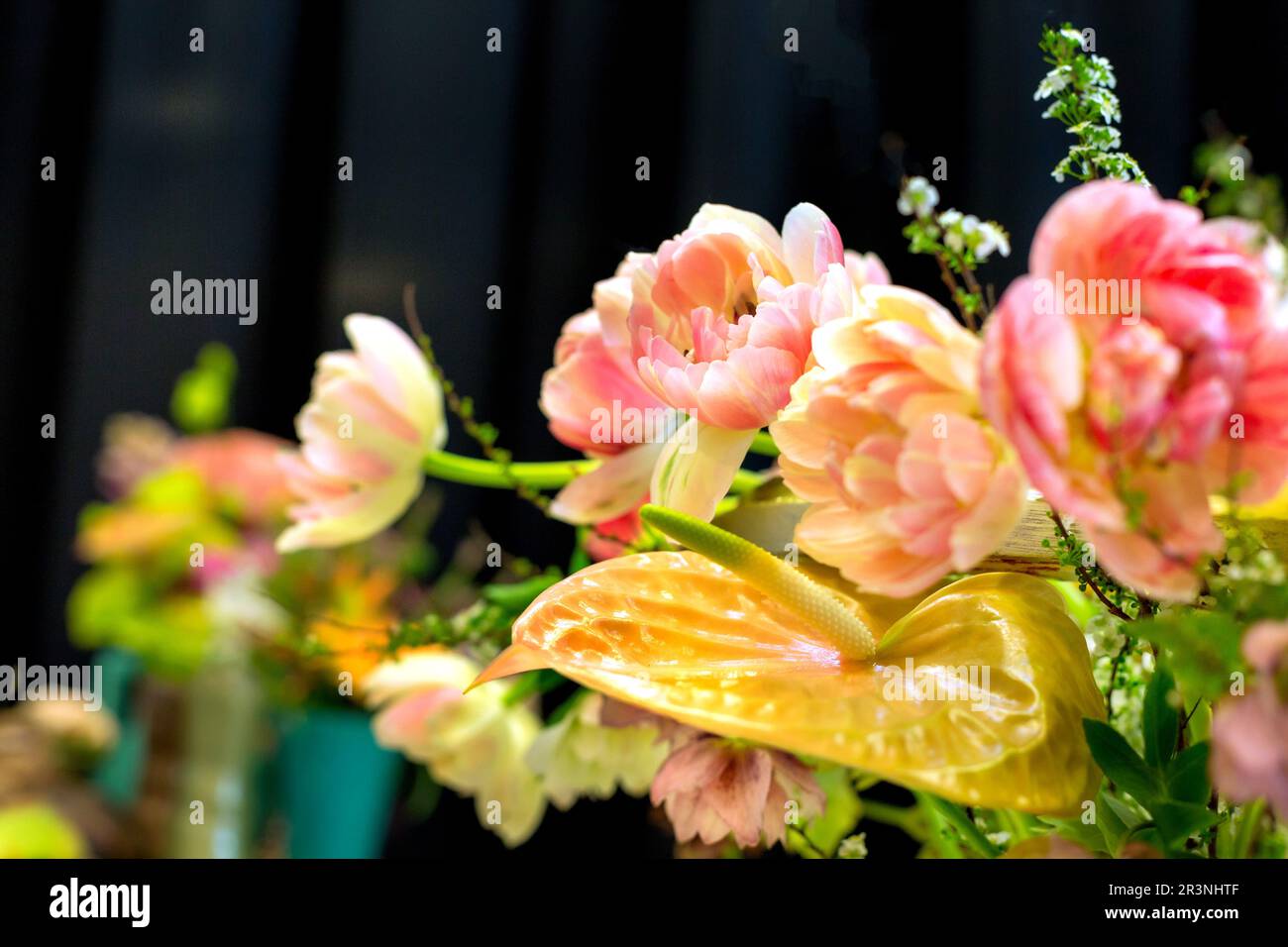 Blumendekoration in Pfingstrosa, wunderschöner Blumenstrauß Stockfoto